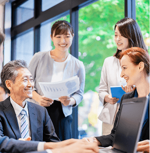 日本人と外国人が翻訳・通訳サポート者を通じて会話している